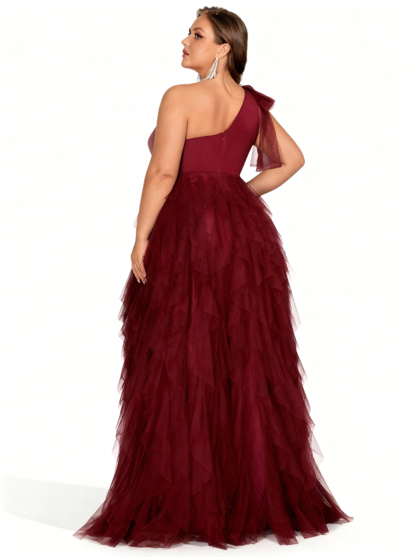 Stalluxe | Elegantes Abendkleid in Übergröße mit asymmetrischem Ausschnitt und Schlitz