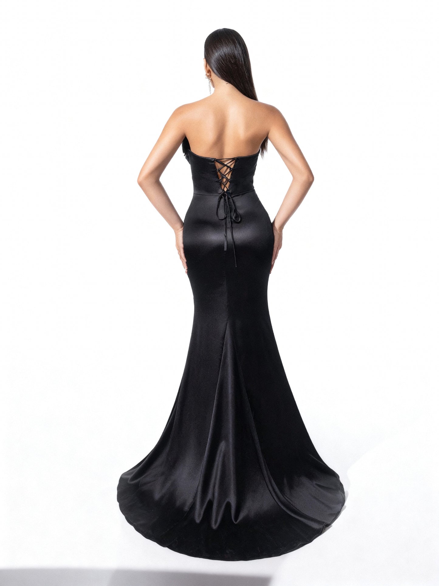 Stalluxe | Elegantes schwarzes Satin-Abendkleid mit 3D-Blumen und Schlitz