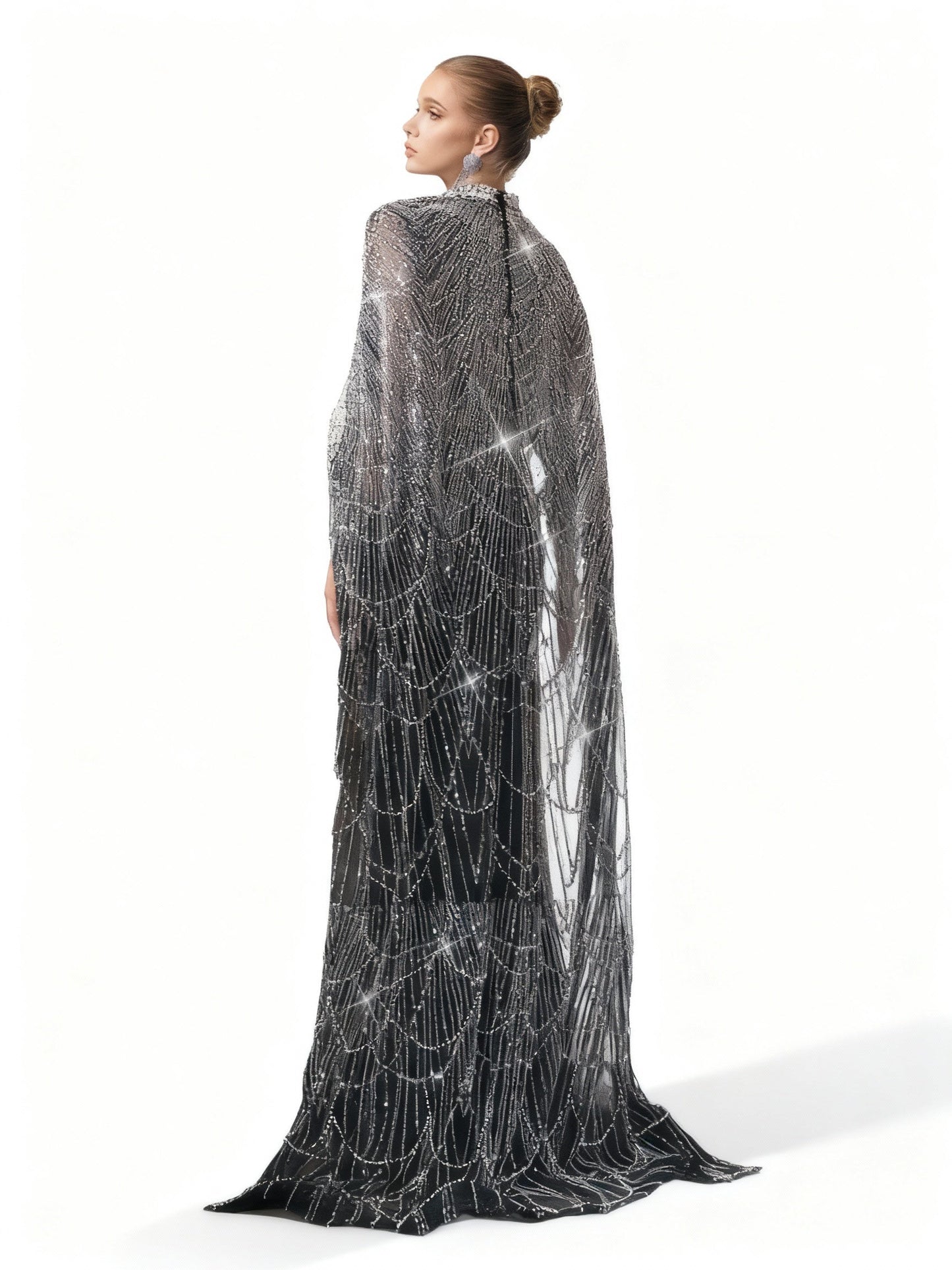 Stalluxe | Elegantes Schwarzes Abendkleid mit Perlen und Umhangärmeln