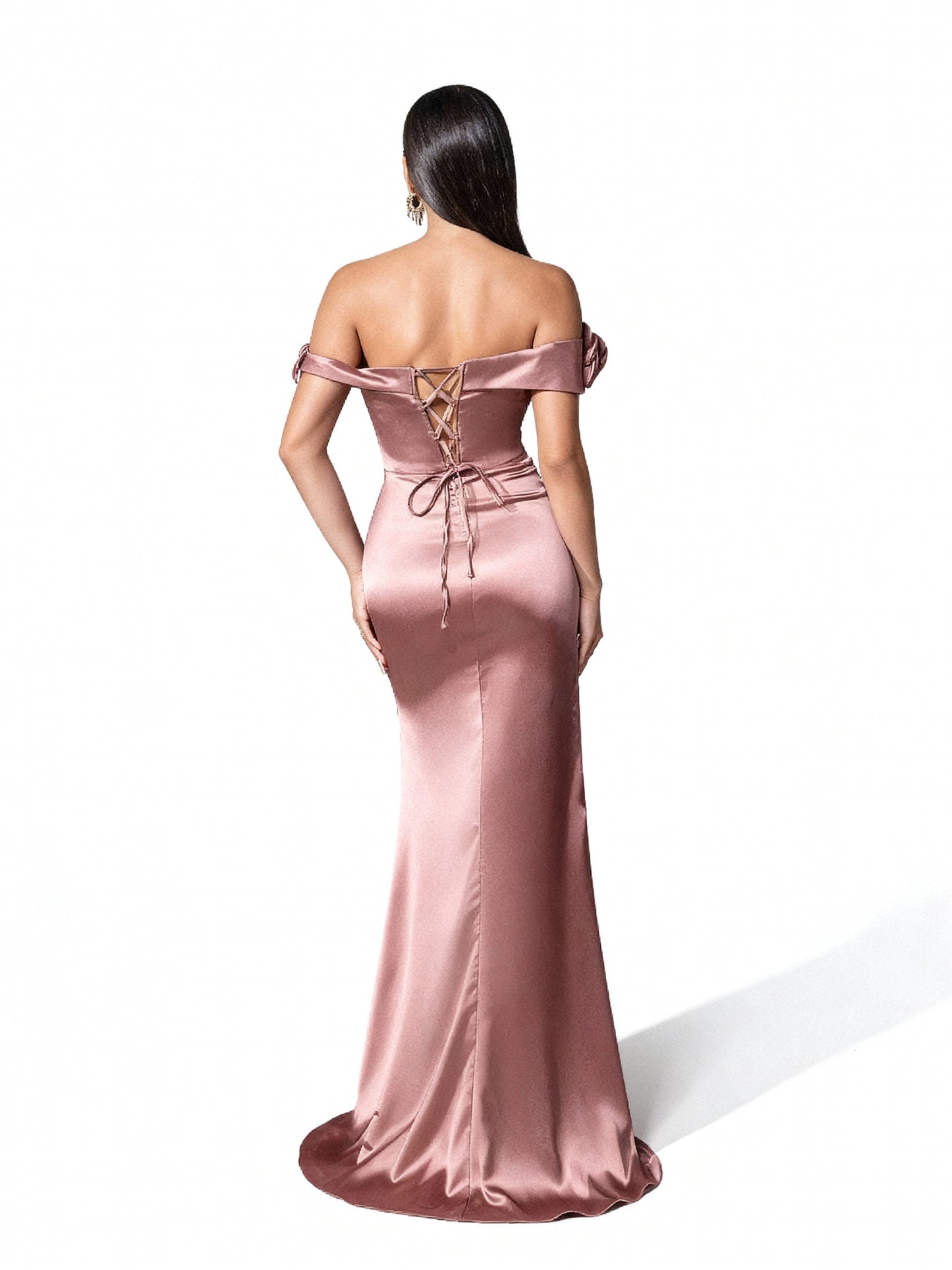 Stalluxe | Edles Abendkleid mit Falten und Blumenverzierung in elegantem Stil