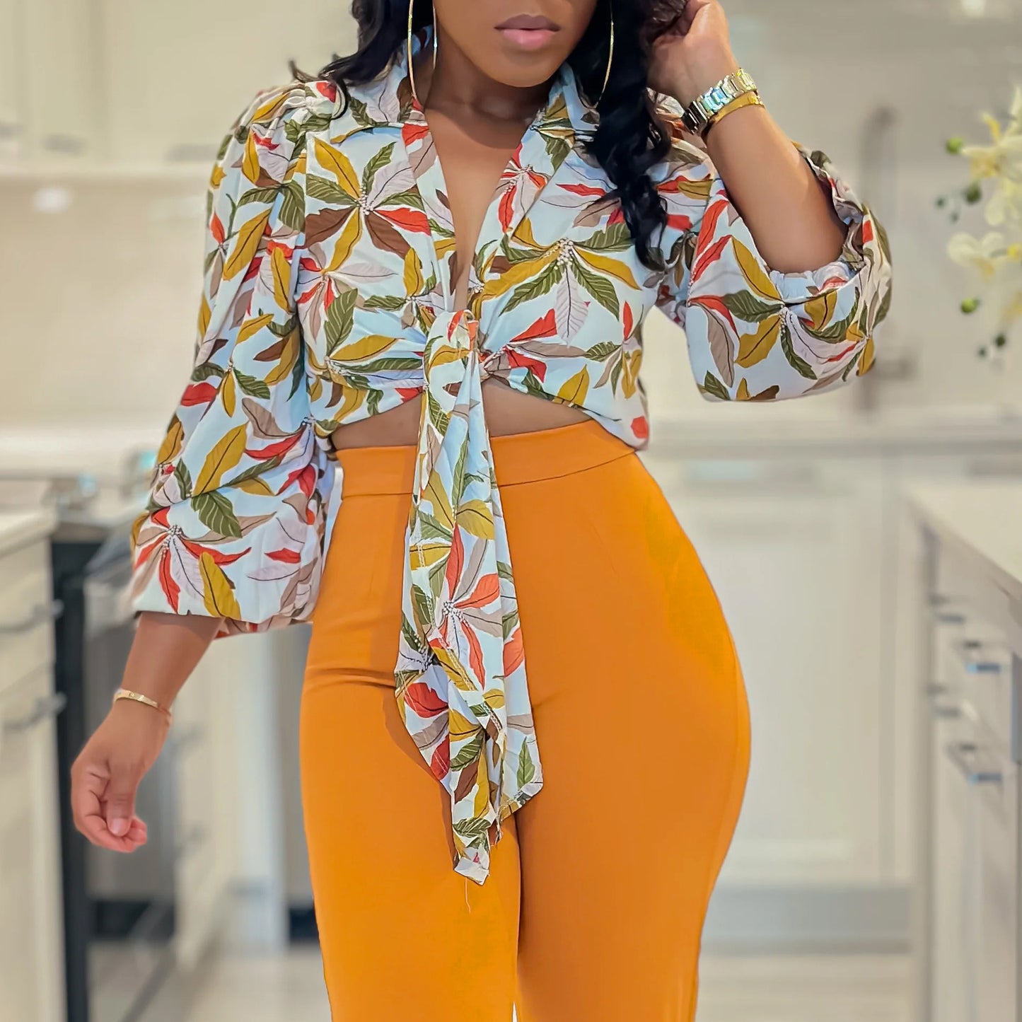Damen Trendige Cropped Bluse mit floralem Design und Knoten-Detail Stalluxe