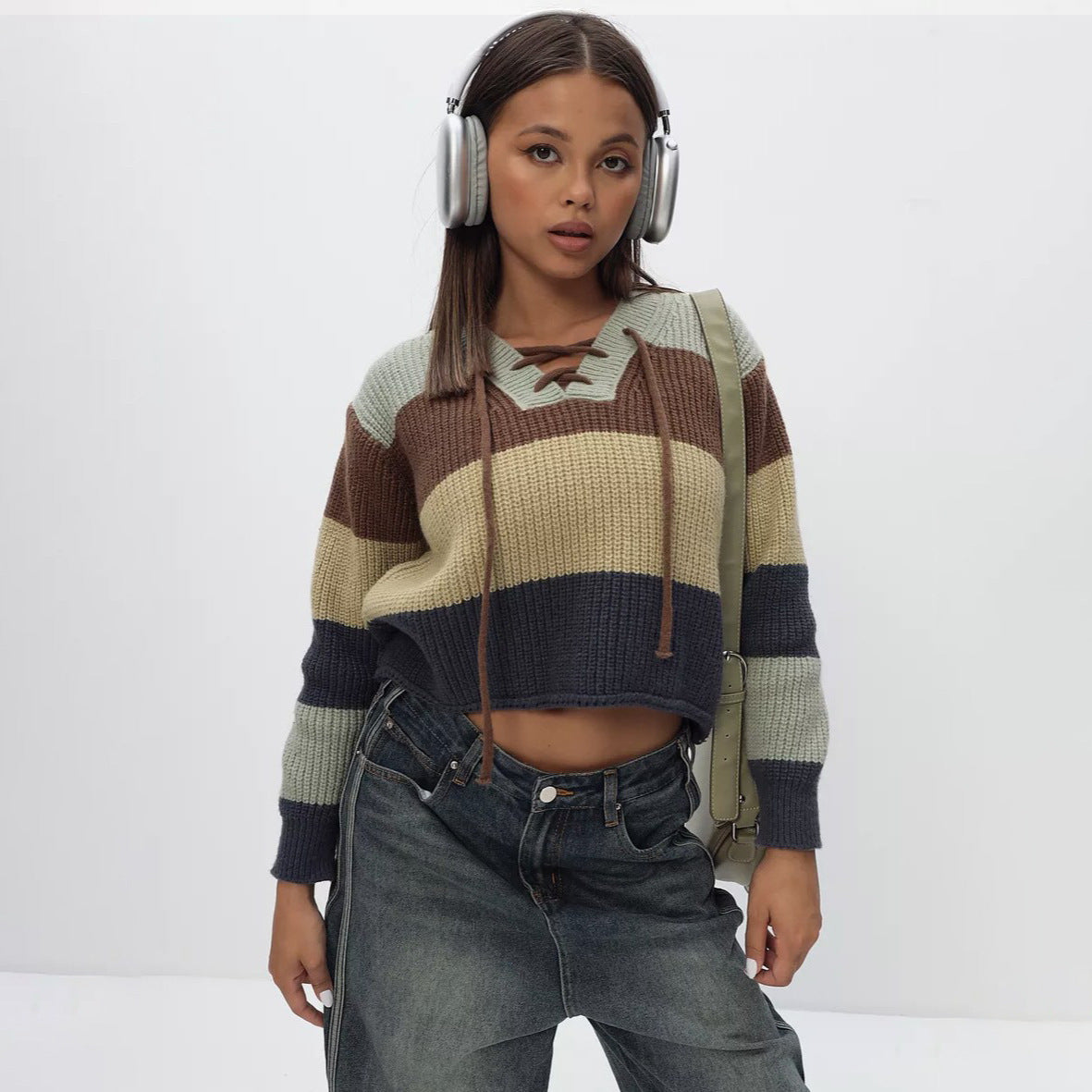 Damen Strickpullover mit lässigem V-Ausschnitt und dekorativem Schnürdetail Stalluxe
