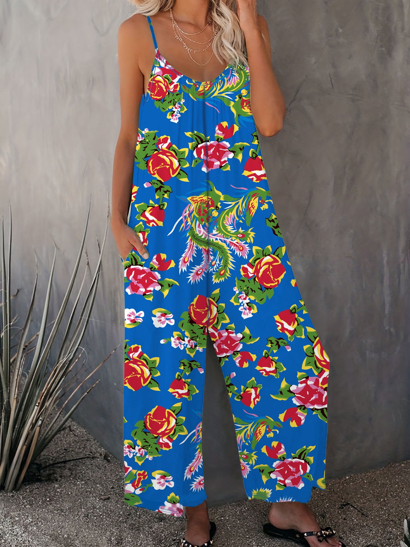 Damen Luftiger Jumpsuit mit floralem Design und verstellbaren Trägern Stalluxe