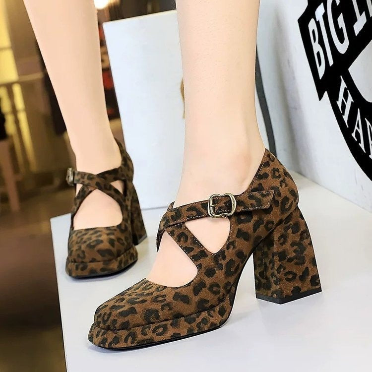 Damen Plateau-Pumps mit eleganter Schnallenapplikation Stalluxe