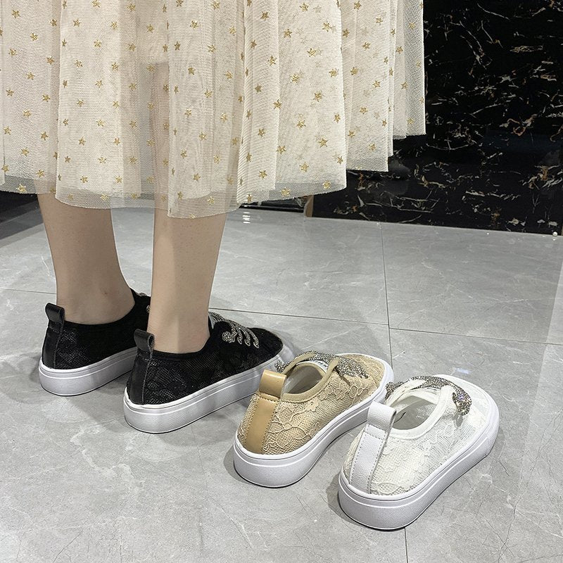 Damen modische Sneakers mit elegantem Spitzenmotiv und glitzernden Schnürsenkeln Stalluxe