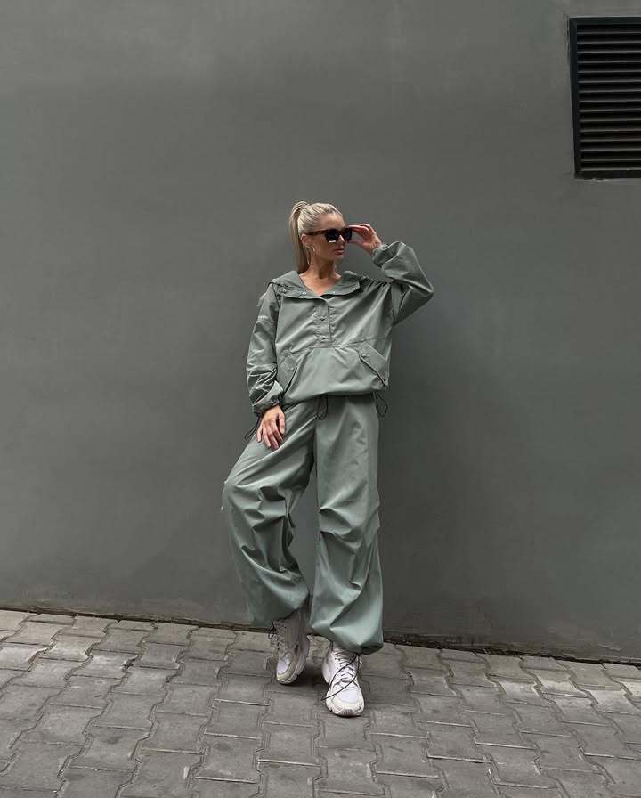 Damen modische Kapuzenjacke mit luftiger Schnittführung und praktischen Taschen Stalluxe