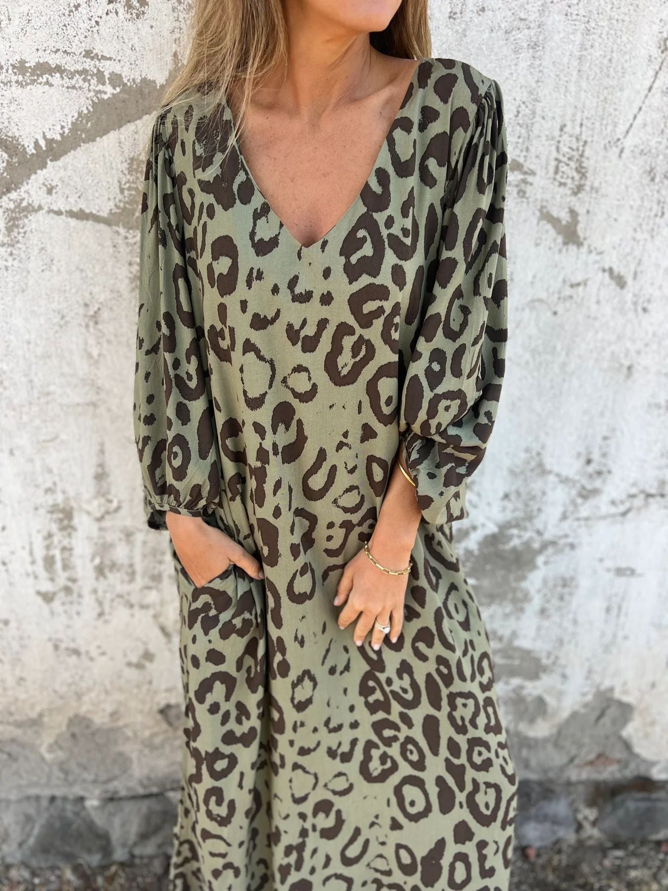 Damen lässiges Maxikleid im Leopardenmuster mit tiefem V-Ausschnitt Stalluxe
