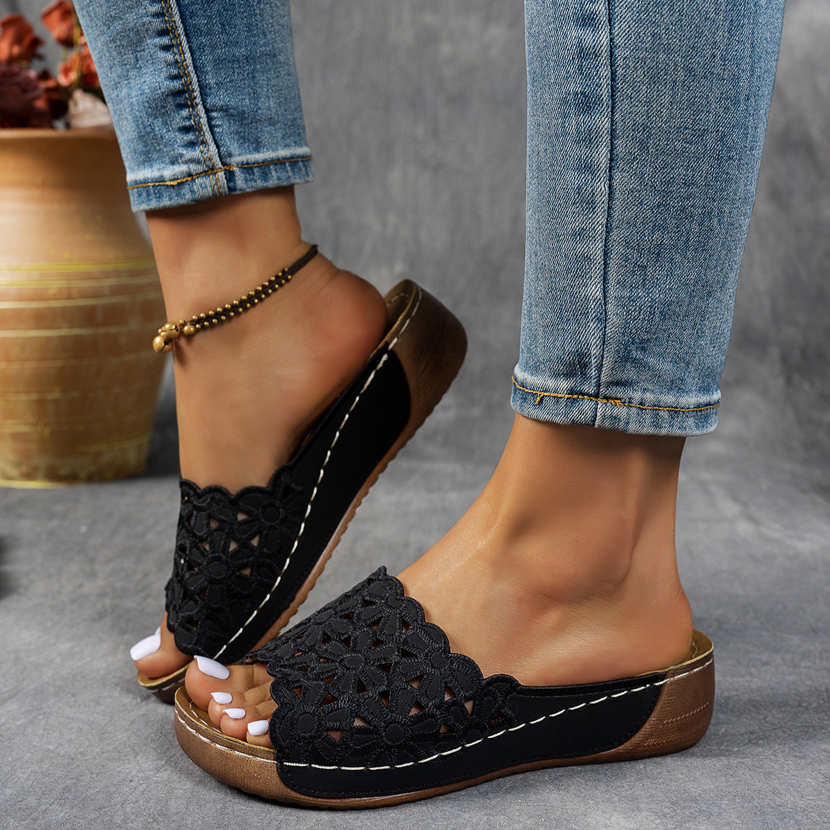 Damen komfortable Badeschuhe mit floralem Spitzen-Design Stalluxe