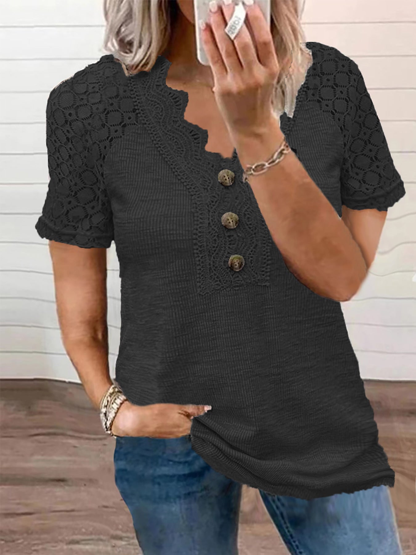 Damen elegantes Oberteil mit Spitzenärmeln und raffinierten Knopfdetails Stalluxe