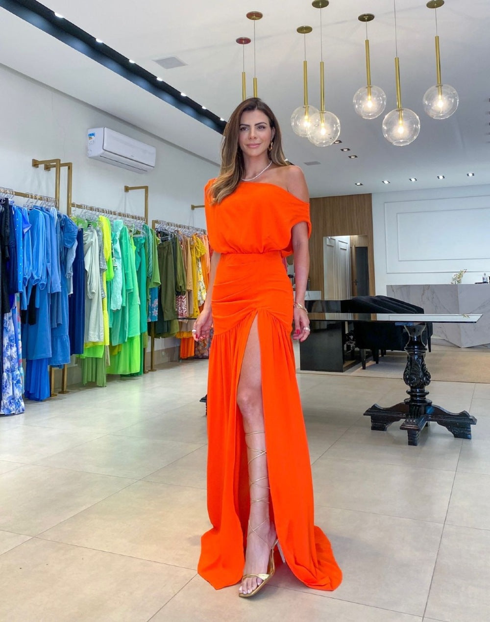 Damen Elegantes Abendkleid mit schulterfreiem Design und hohem Schlitz Stalluxe