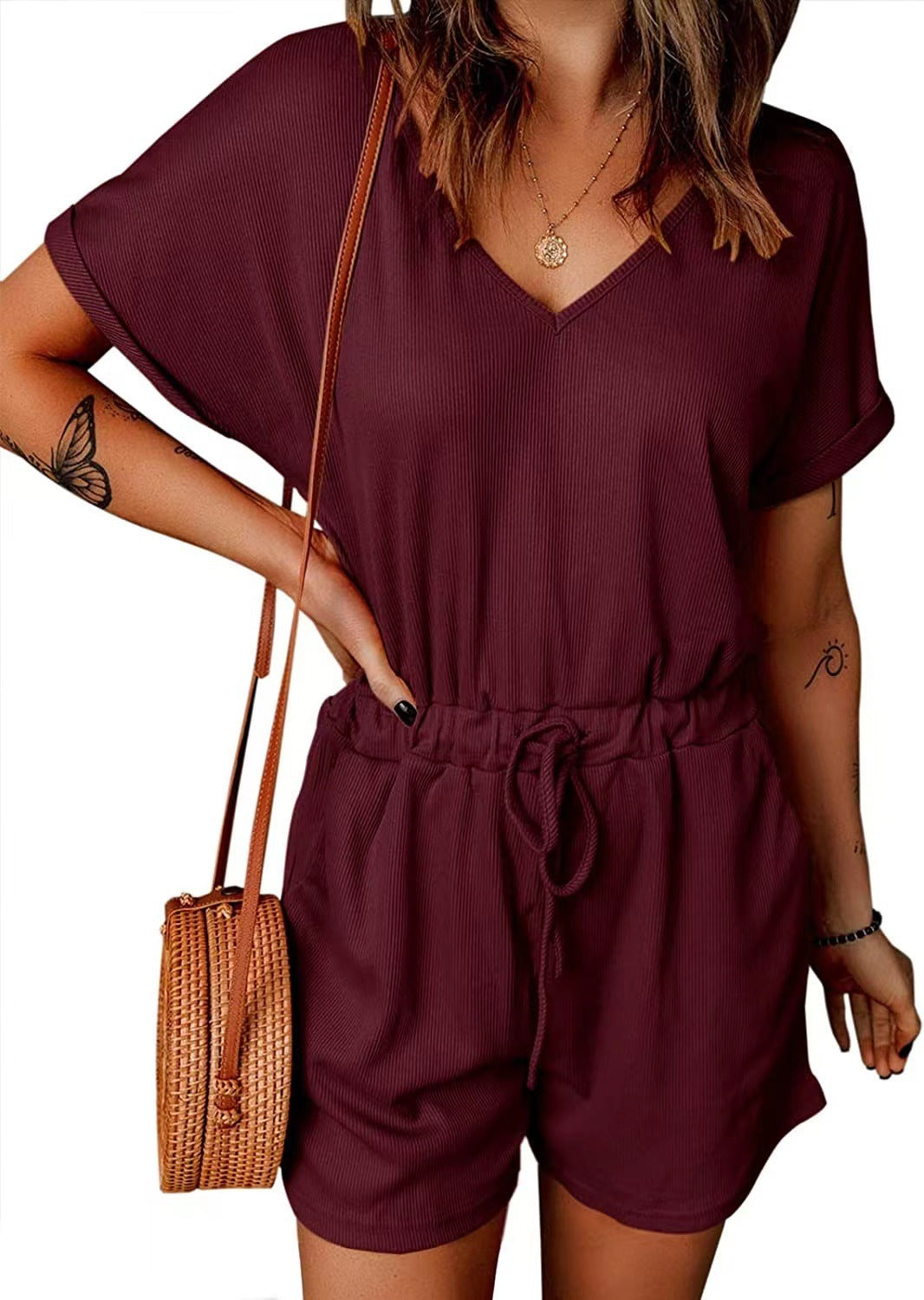 Damen lässiger Kurz-Jumpsuit mit Gürteldetail und tiefem V-Ausschnitt Stalluxe