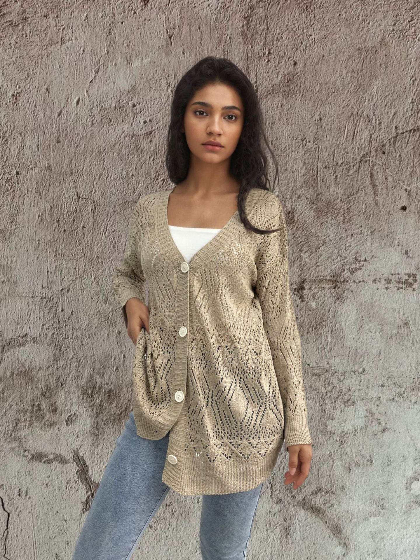 Damen Luftige Strickjacke mit filigranem Häkelmuster und Knopfdetails Stalluxe