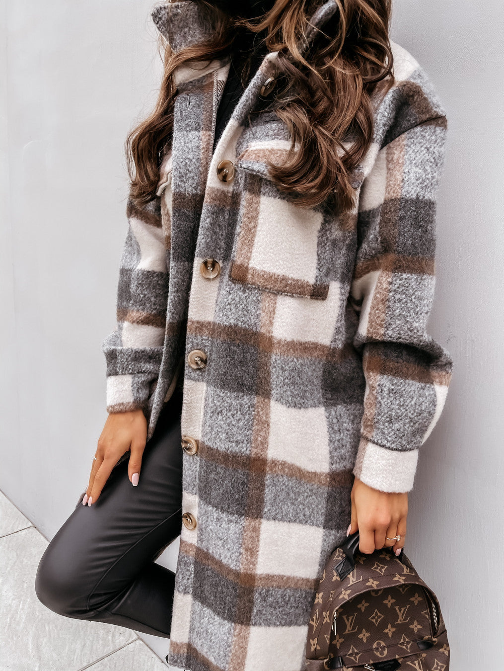 Damen Karierter Wollmantel mit Knopfdetails und praktischen Taschen Stalluxe