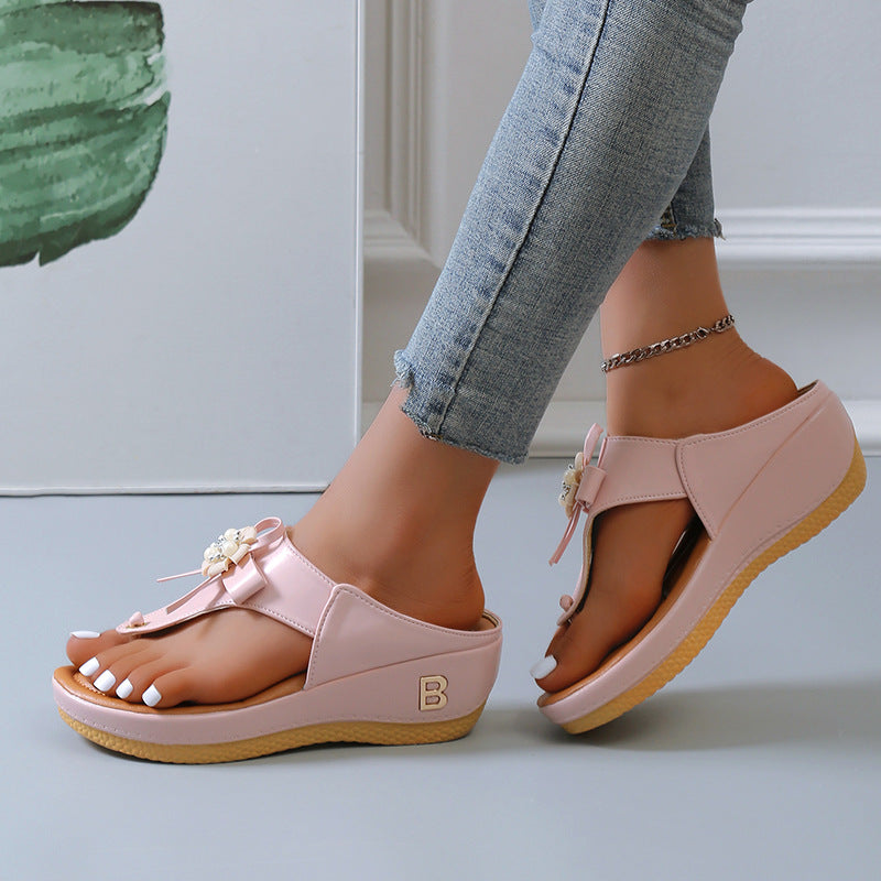 Damen Komfortable Wedge-Pantoletten mit eleganten Blumenapplikationen Stalluxe