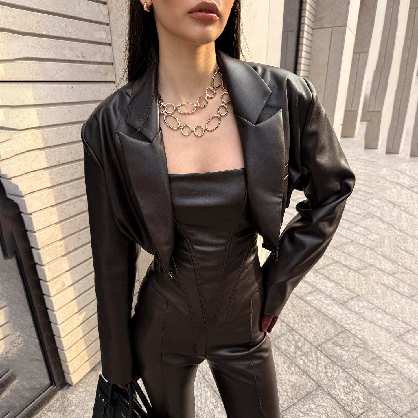 Damen Elegantes Lederanzug mit modischem Blazer und schmal geschnittenen Hosen Stalluxe