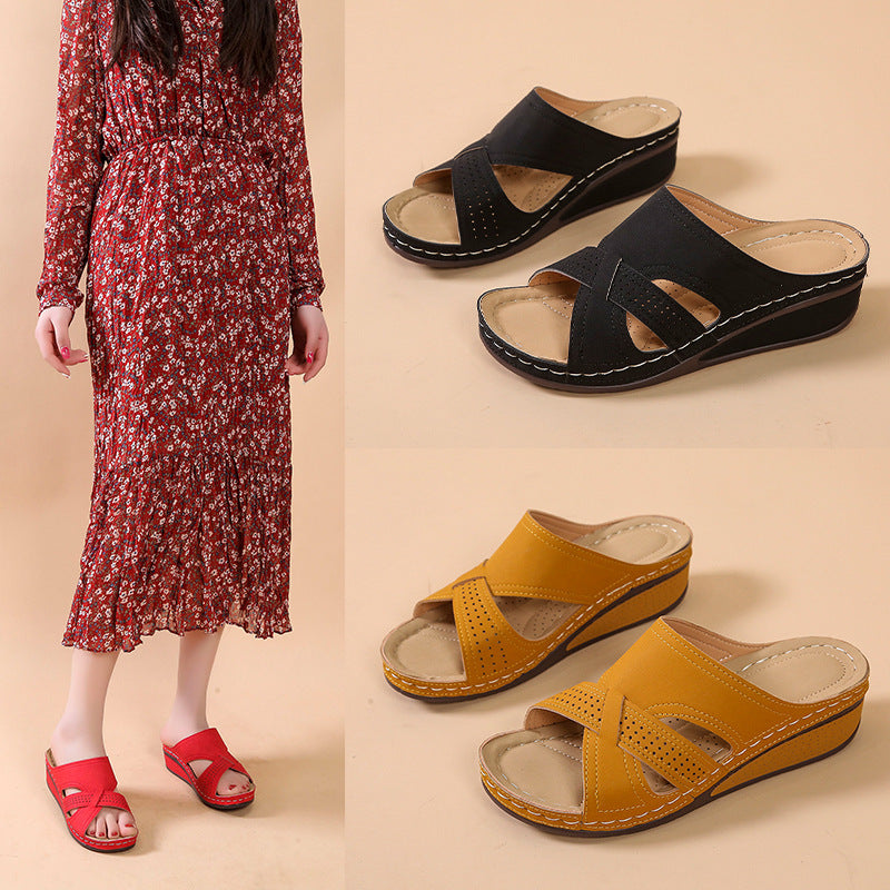 Damen Komfortable Wedge-Pantoletten mit perforierten Details und rutschfester Sohle Stalluxe