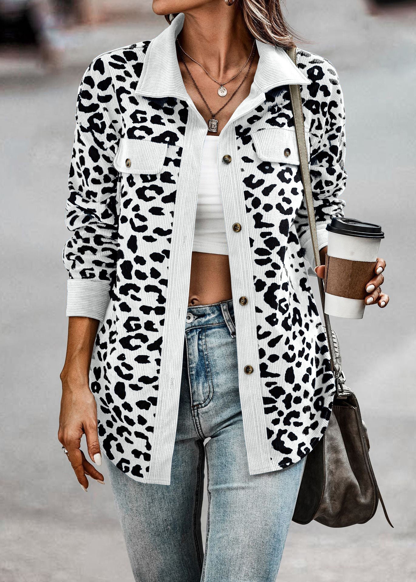 Damen Freizeitjacke mit strukturiertem Leopardenmuster und praktischen Taschen Stalluxe