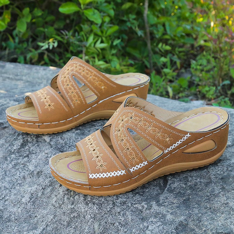 Damen Komfortable Riemchen-Sandalen mit floralem Design und angrenzenden Öffnungen Stalluxe