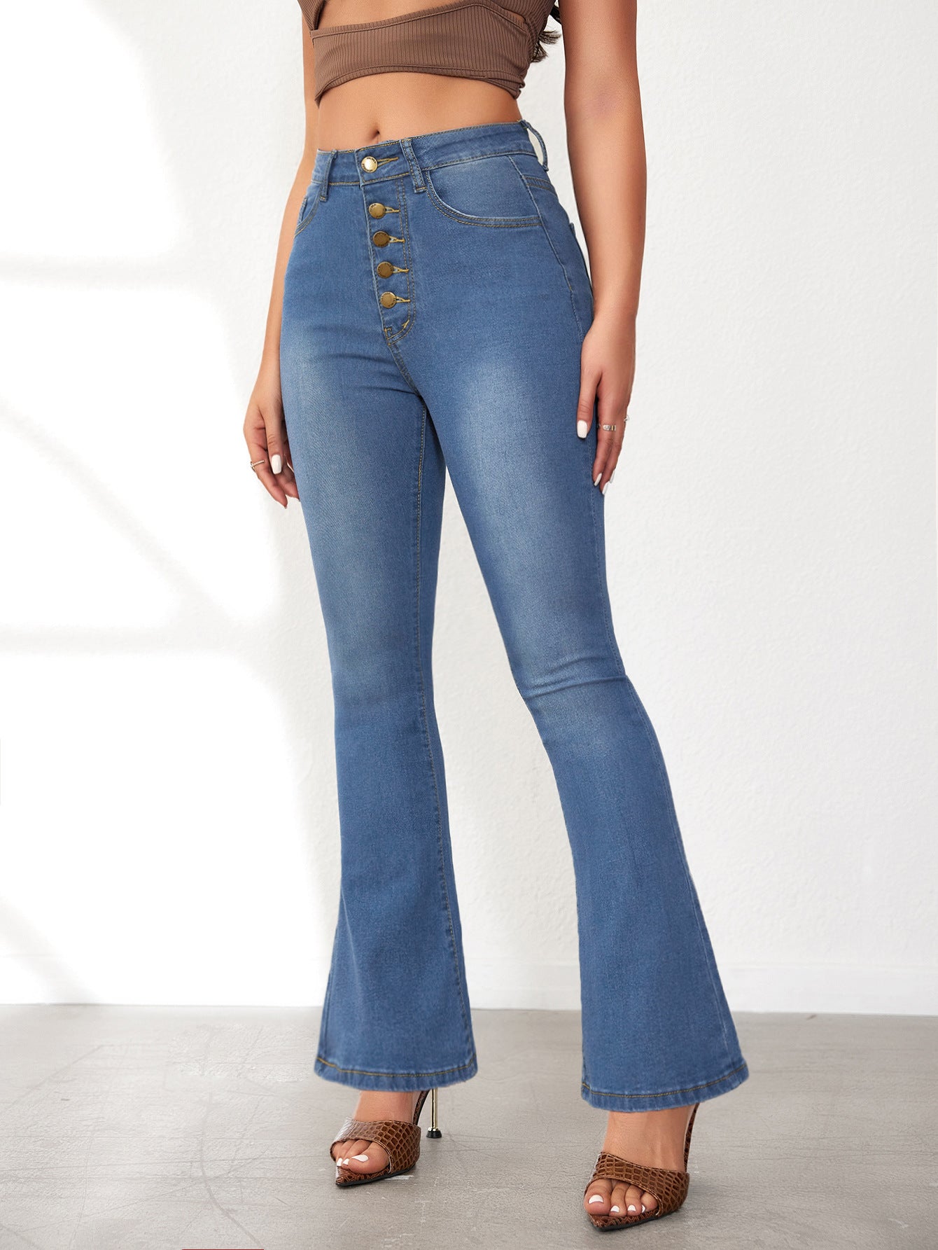 Damen Flared Jeans mit hohen Bund und modischen Knopfdetails Stalluxe