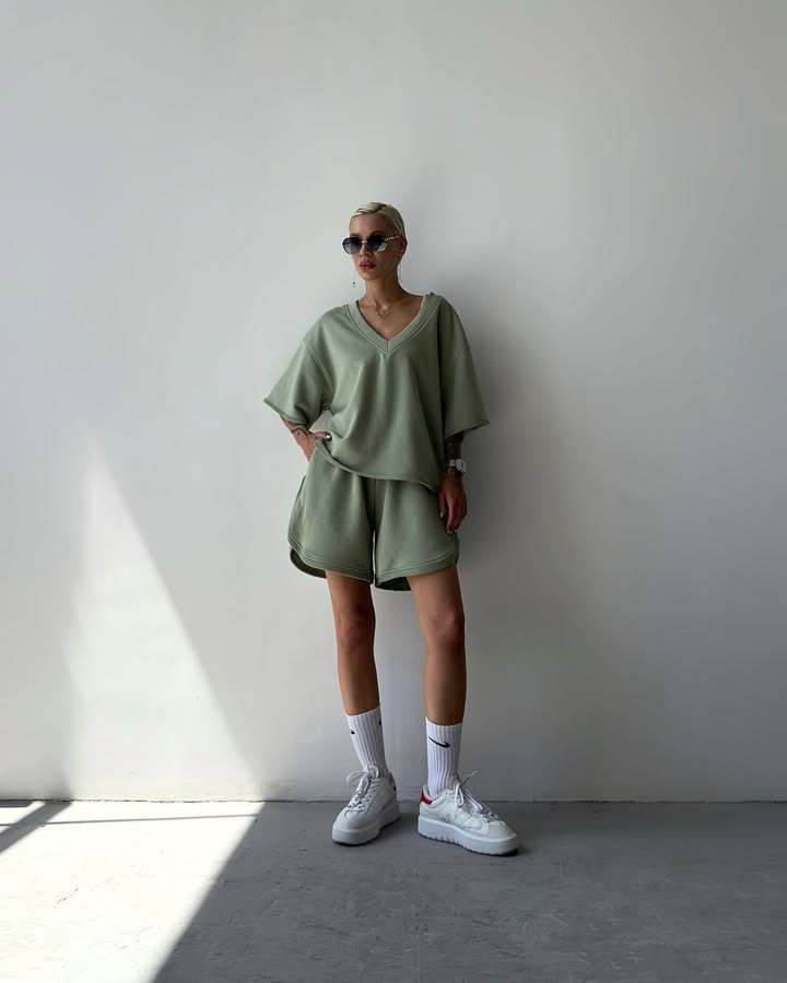 Damen lässiges V-Ausschnitt Set mit bequemen Shorts und oversized Oberteil Stalluxe