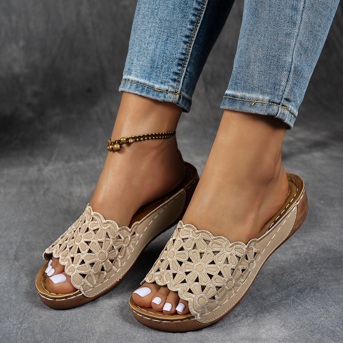 Damen komfortable Badeschuhe mit floralem Spitzen-Design Stalluxe