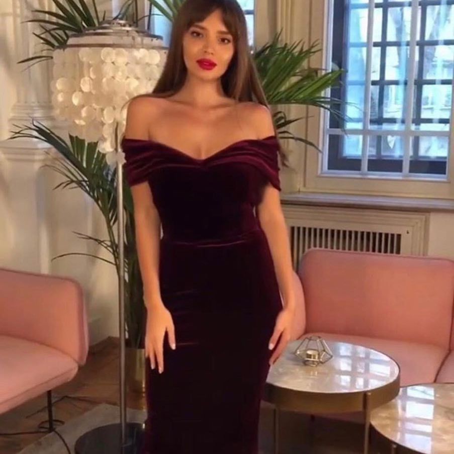 Damen figurbetontes Samtkleid mit schulterfreier Gestaltung und elegantem Sitz Stalluxe