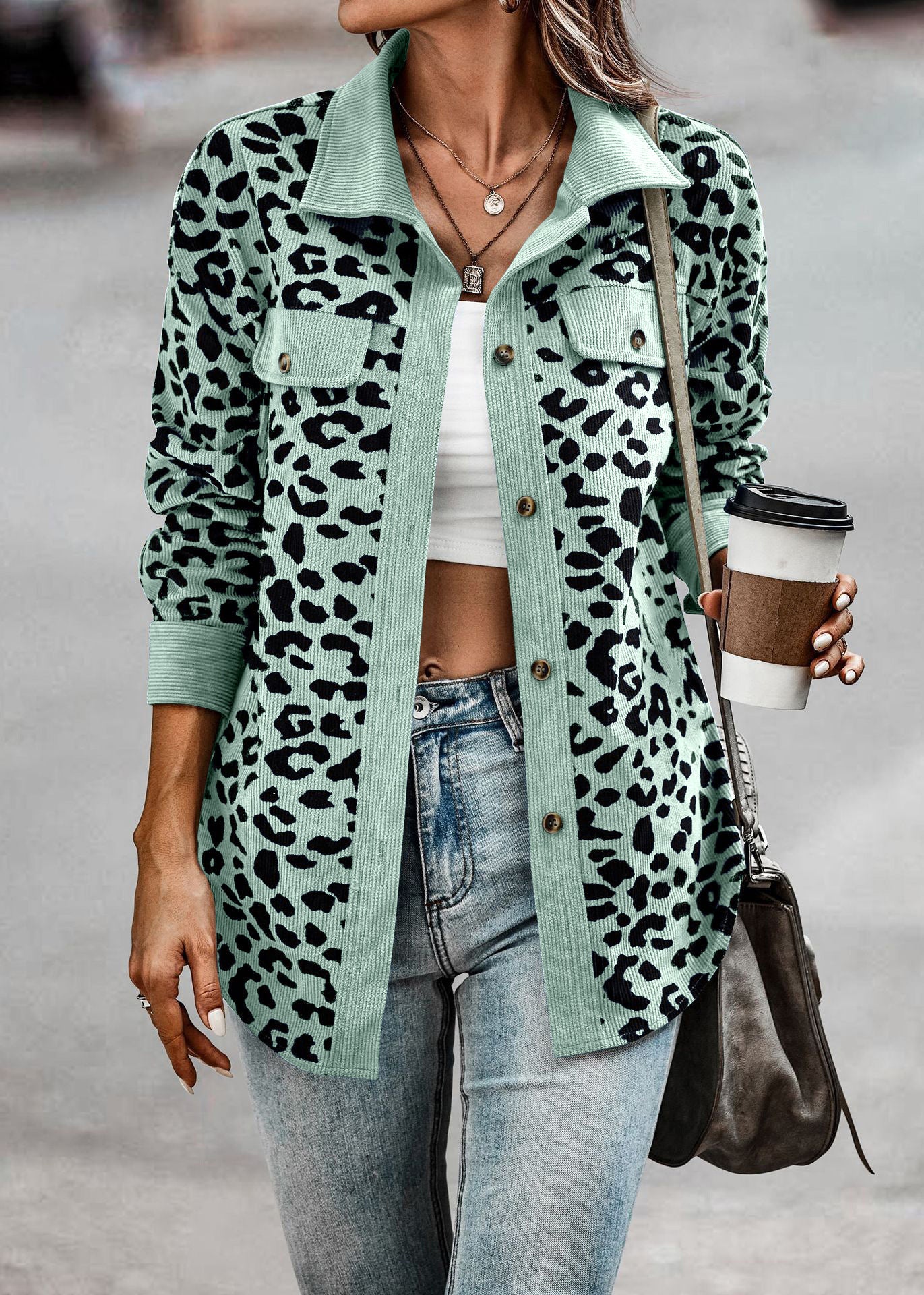 Damen Jacke im Leopardenmuster mit strukturiertem Stoff und praktischen Taschen Stalluxe