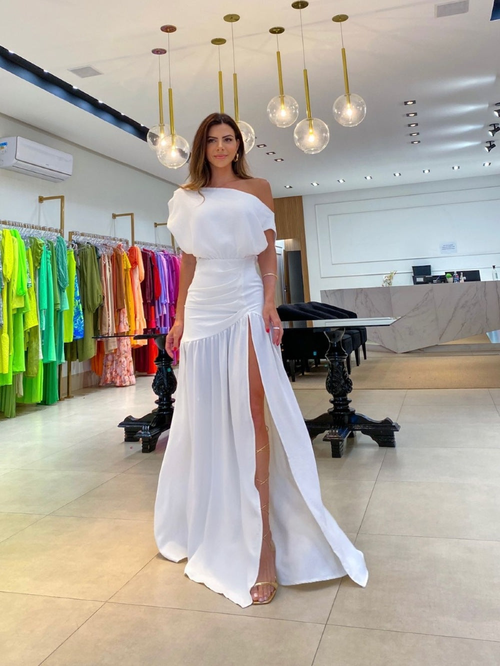 Damen Elegantes Abendkleid mit schulterfreiem Design und hohem Schlitz Stalluxe
