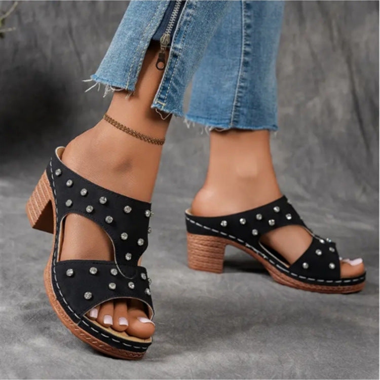 Damen Plattform-Sandalen mit modischen Nieten und bequemem Fußbett Stalluxe