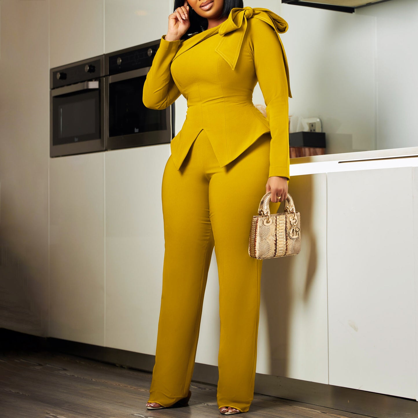 Damen Eleganter Jumpsuit mit asymmetrischem Design und dekorativer Schleife Stalluxe