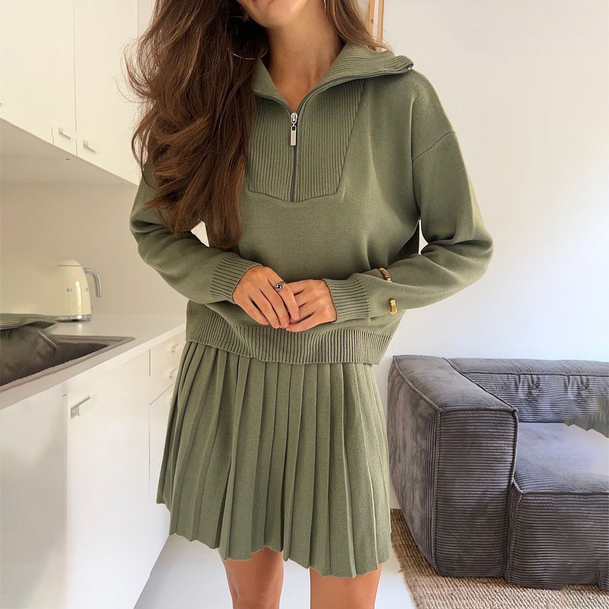 Damen Strickpullover mit hochgeschlossenem Kragen und plissiertem Rock Stalluxe