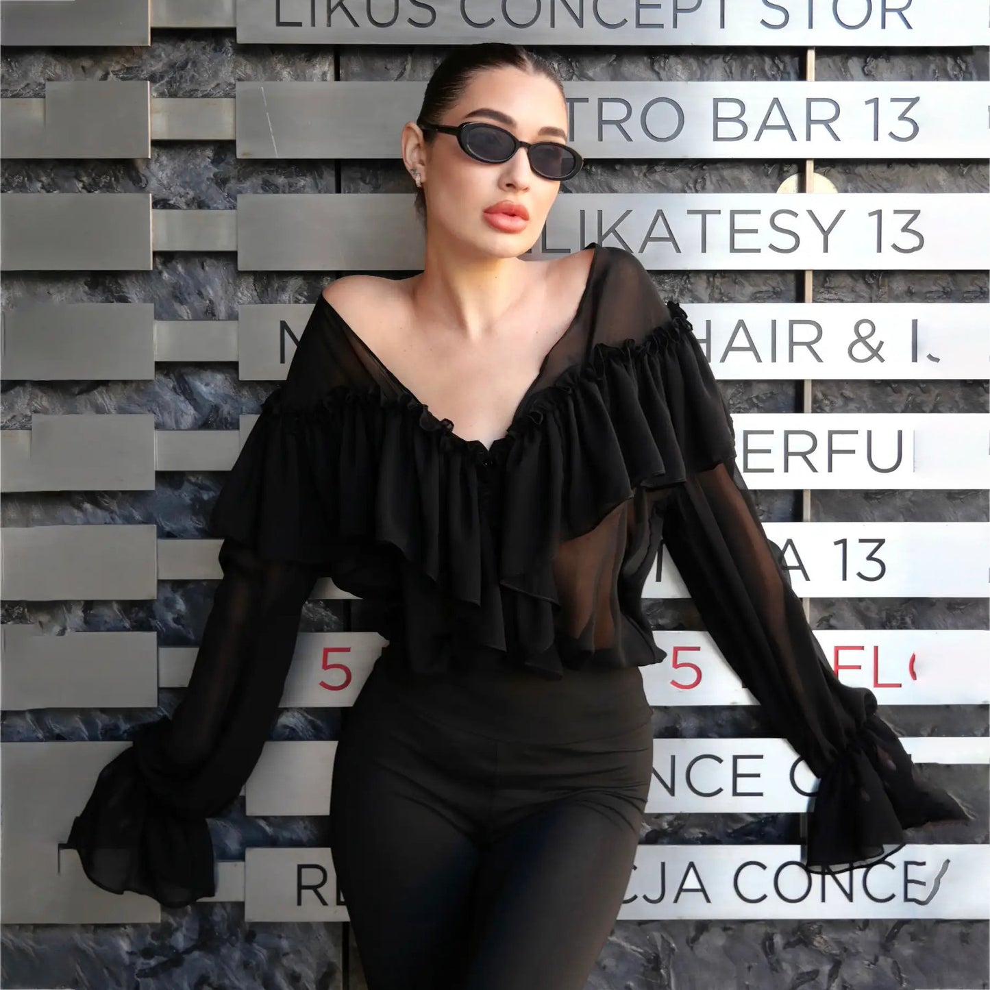 Damen Bluse mit voluminösen Rüschendetails und eleganter Knopfleiste Stalluxe