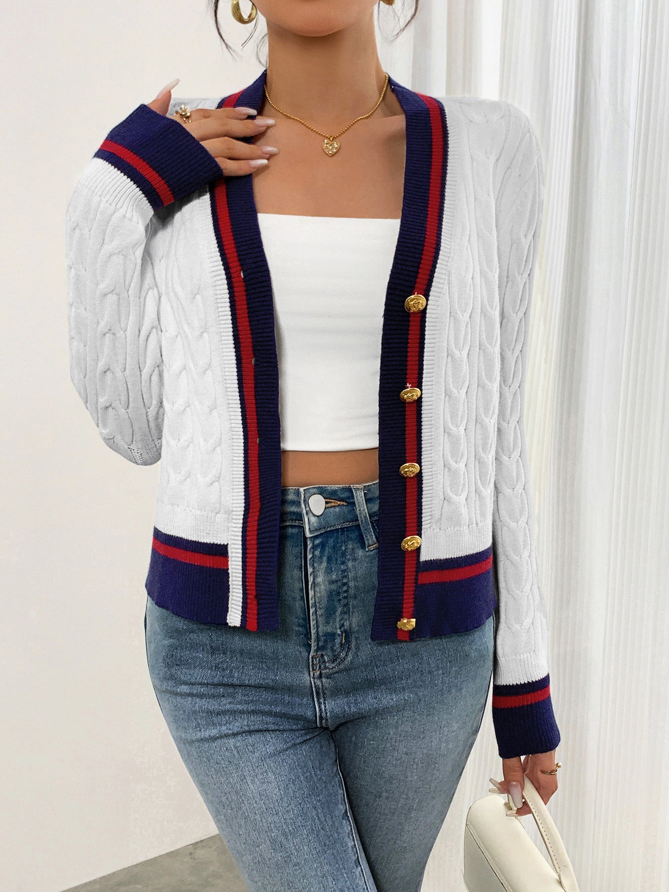 Damen Strickjacke mit klassischen Zopfmuster und kontrastierenden Akzenten Stalluxe