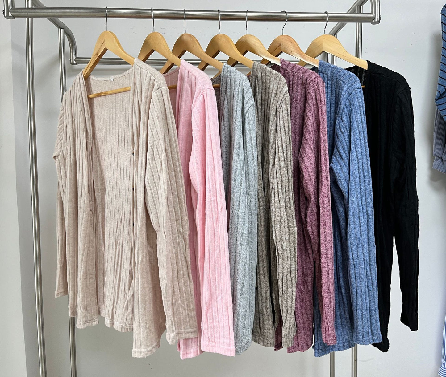 Damen lässige Strickjacke mit feiner Rippstruktur und praktischen Knöpfen Stalluxe