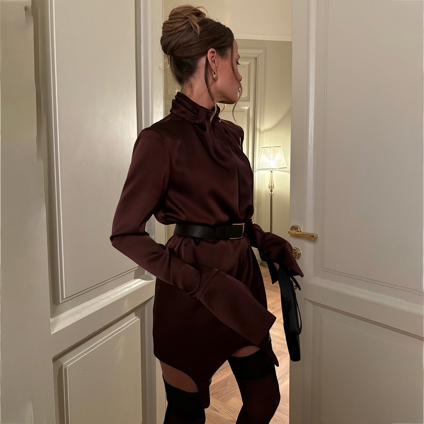 Damen Elegantes Satin-Minikleid mit hochgeschlossenem Kragen und Raffungsdetails Stalluxe