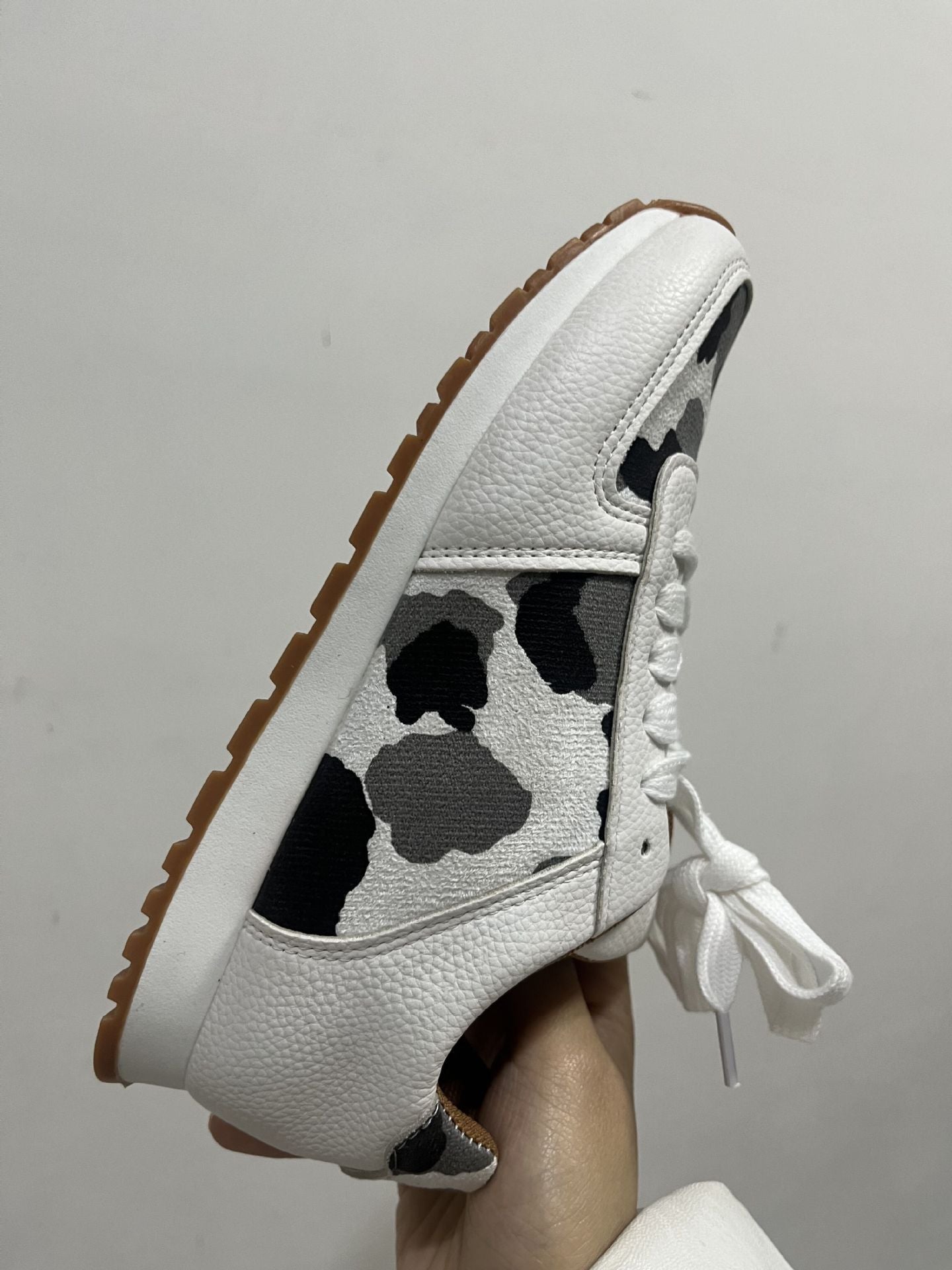 Damen Sneakers im modernen Kuhfell-Design mit flexiblem Sohlenkomfort Stalluxe