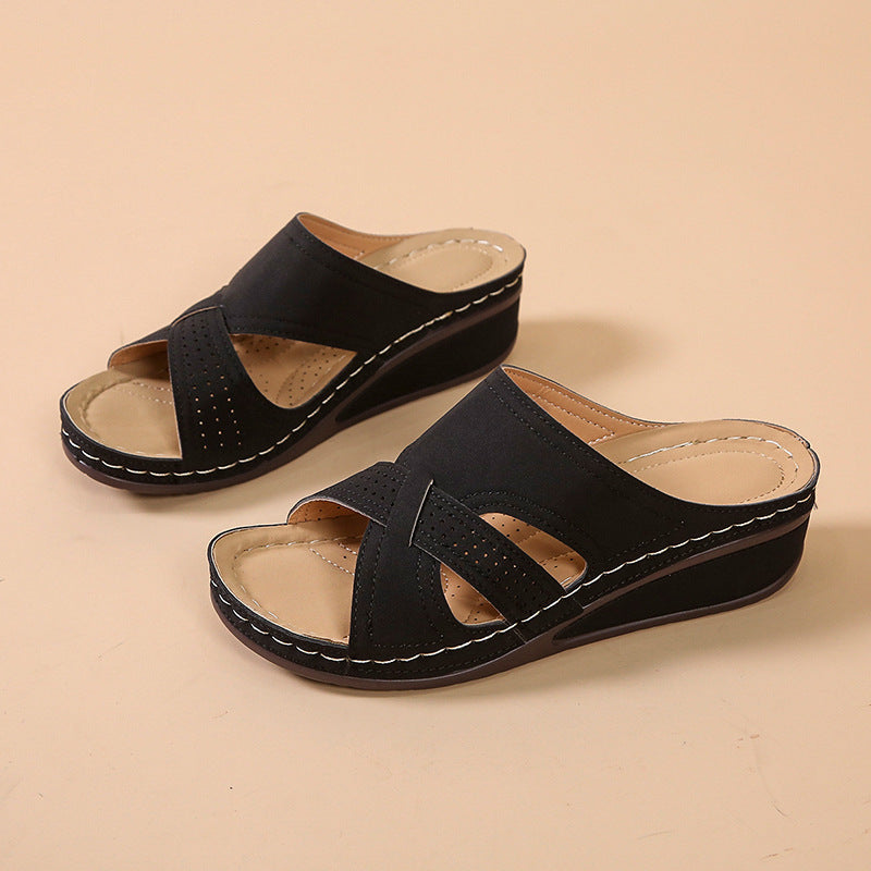 Damen Komfortable Wedge-Pantoletten mit perforierten Details und rutschfester Sohle Stalluxe