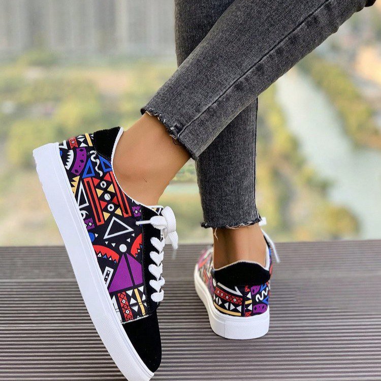 Damen modische Sneakers im bunten Grafikdesign mit komfortablem Fußbett Stalluxe