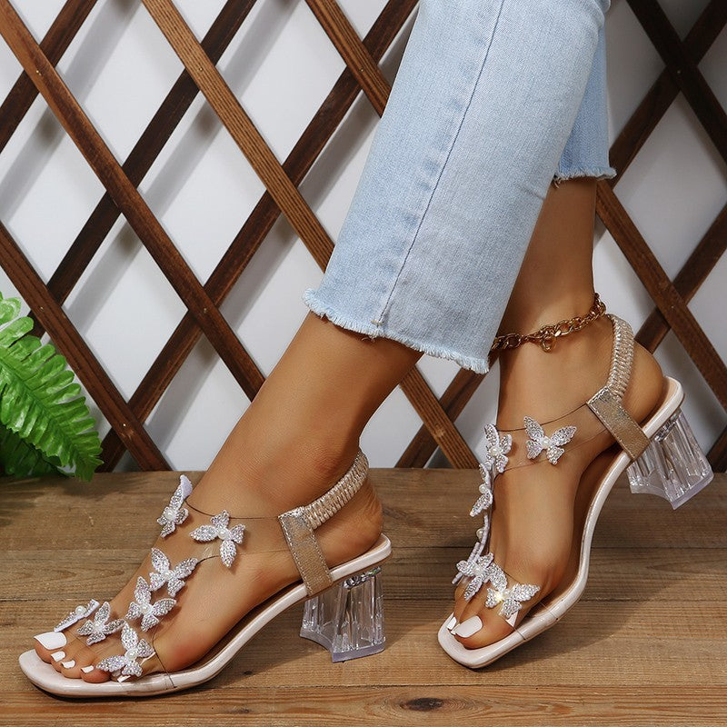 Damen Glamouröse Sandalen mit funkelnden Schmetterlingsdetails und transparentem Blockabsatz Stalluxe