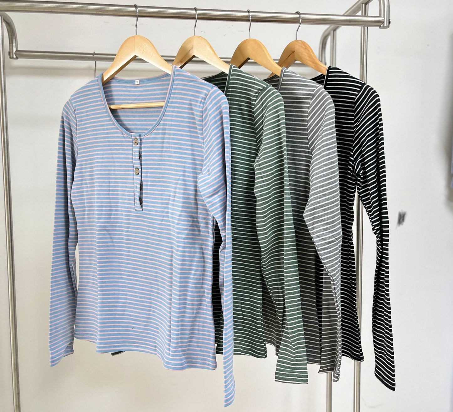 Damen gestreiftes Langarmshirt mit Knopfleiste und lässiger Passform Stalluxe