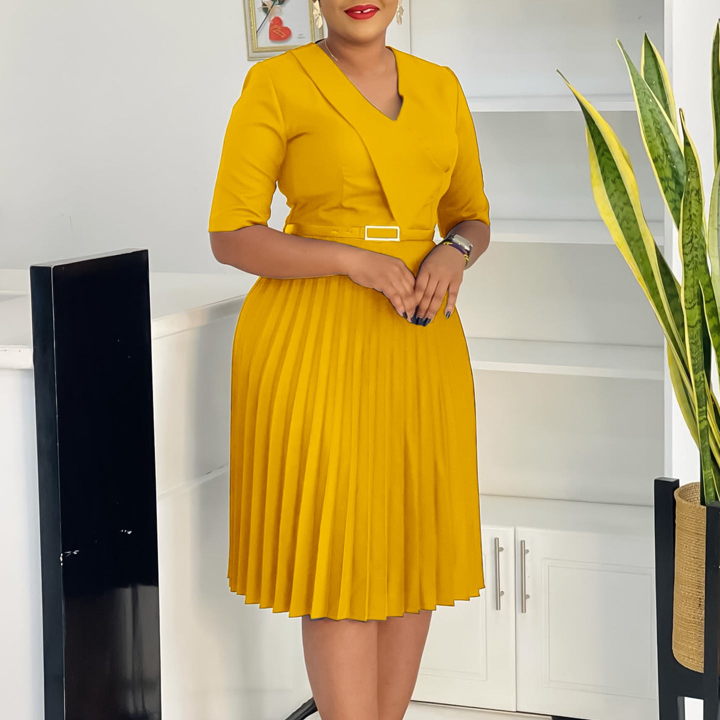 Damen Plissee Kleid mit taillierendem Gürtel und elegantem V-Ausschnitt Stalluxe