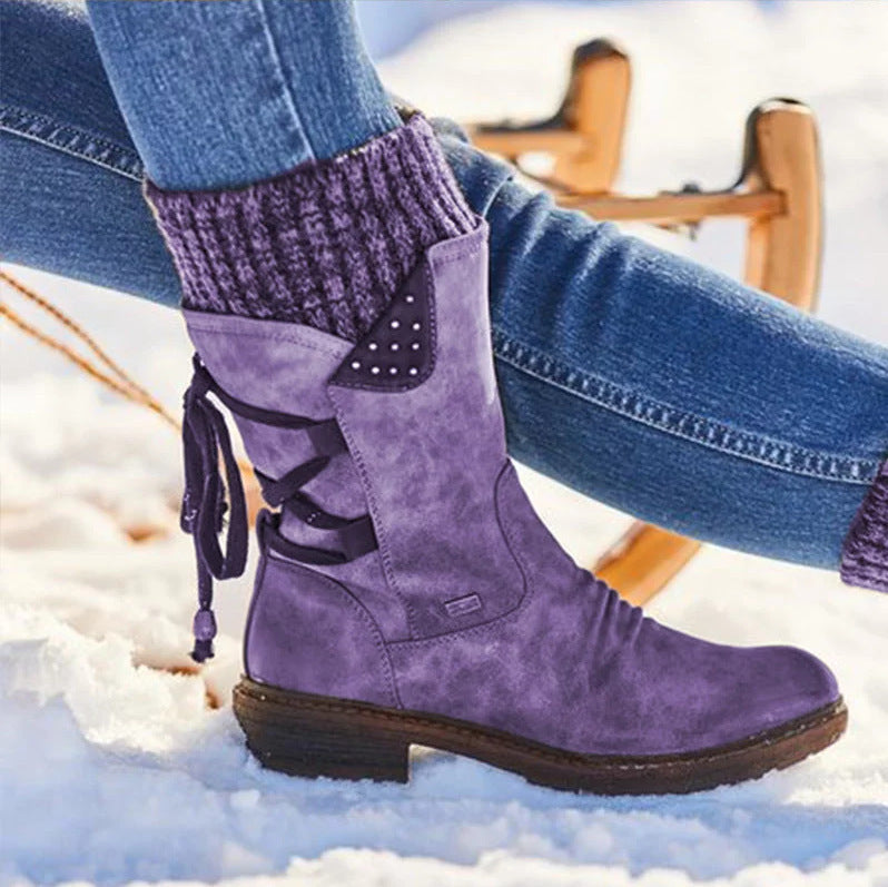 Damen Winterliche Stiefel aus weichem Wildleder mit dekorativem Riemendesign Stalluxe