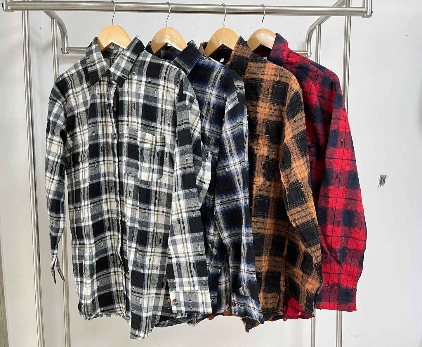 Damen Karierte Flanell-Hemdjacke mit lässigem Schnitt und Holzknopf-Details Stalluxe