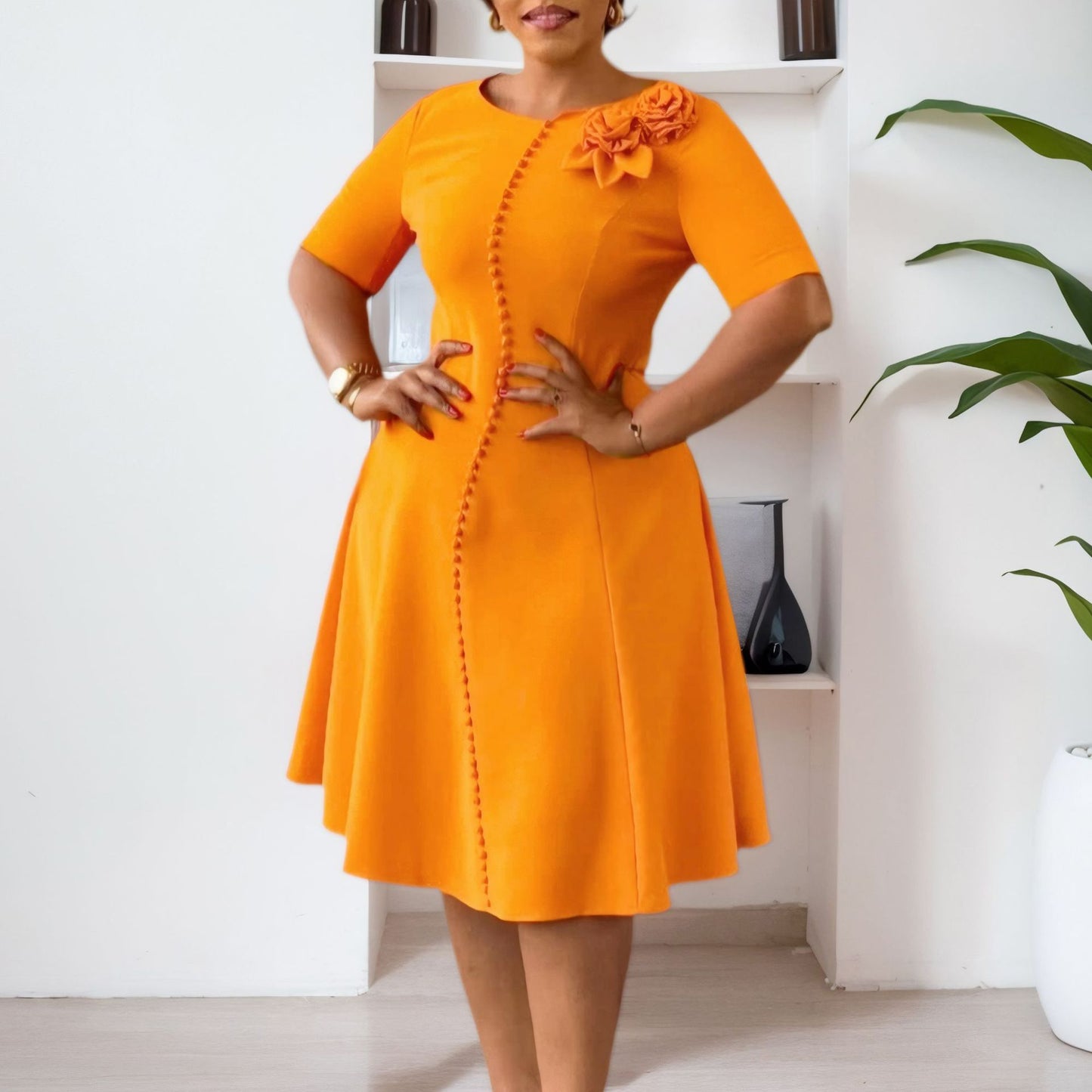 Damen Elegant geschnittenes Kleid mit einem raffinierten Blumen-Detail Stalluxe