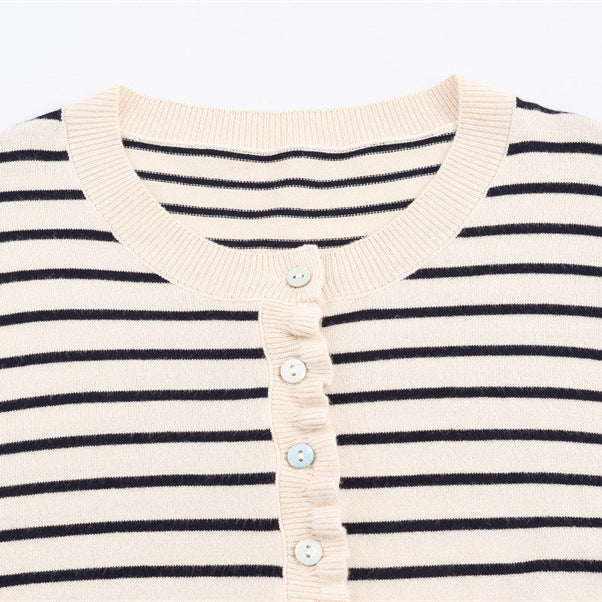 Damen modische gestreifte Strickjacke mit Rüschensaum und Knopfdetails Stalluxe