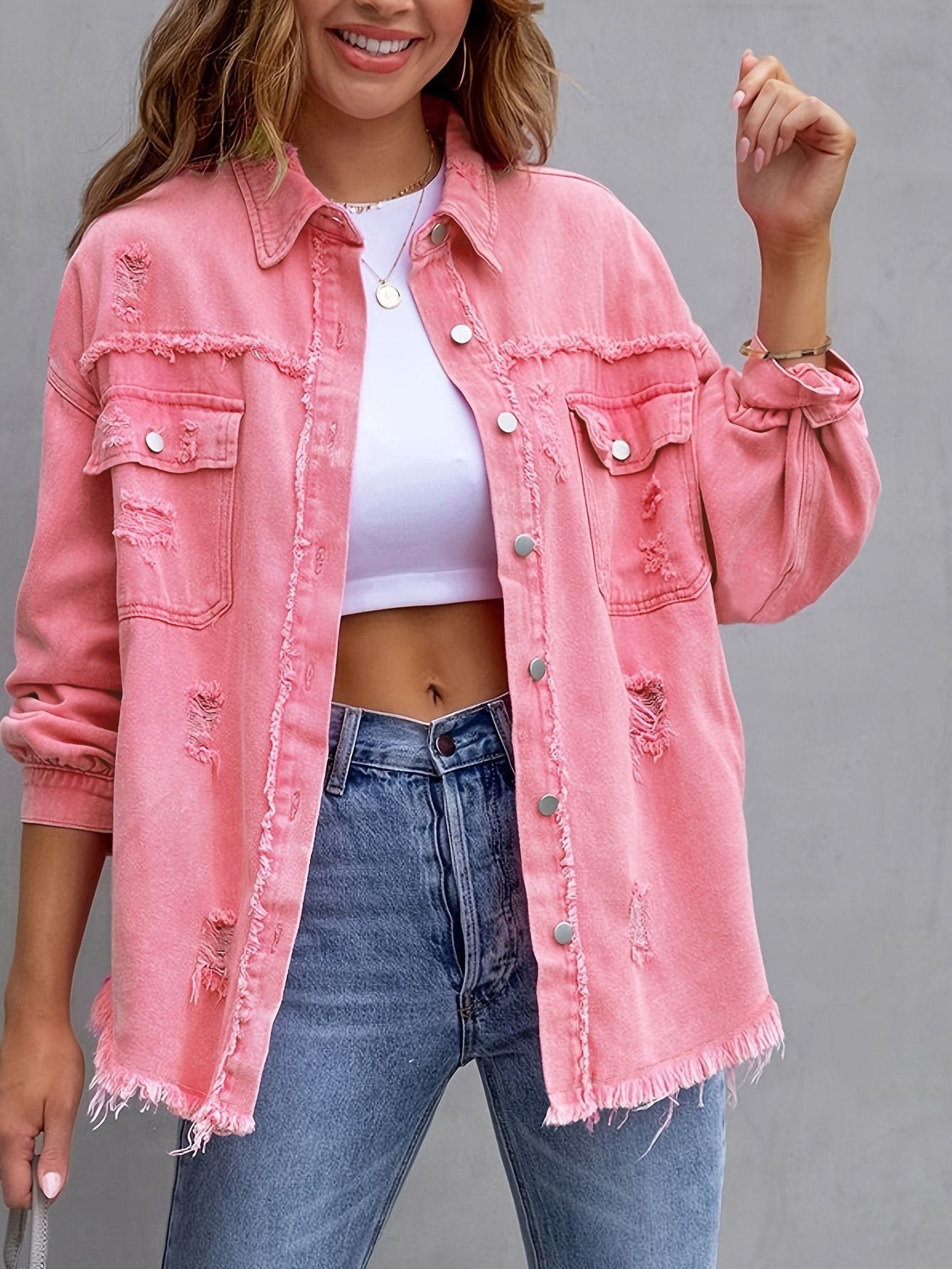 Damen oversized Jeansjacke mit fransigen Säumen und aufgesetzten Taschen Stalluxe