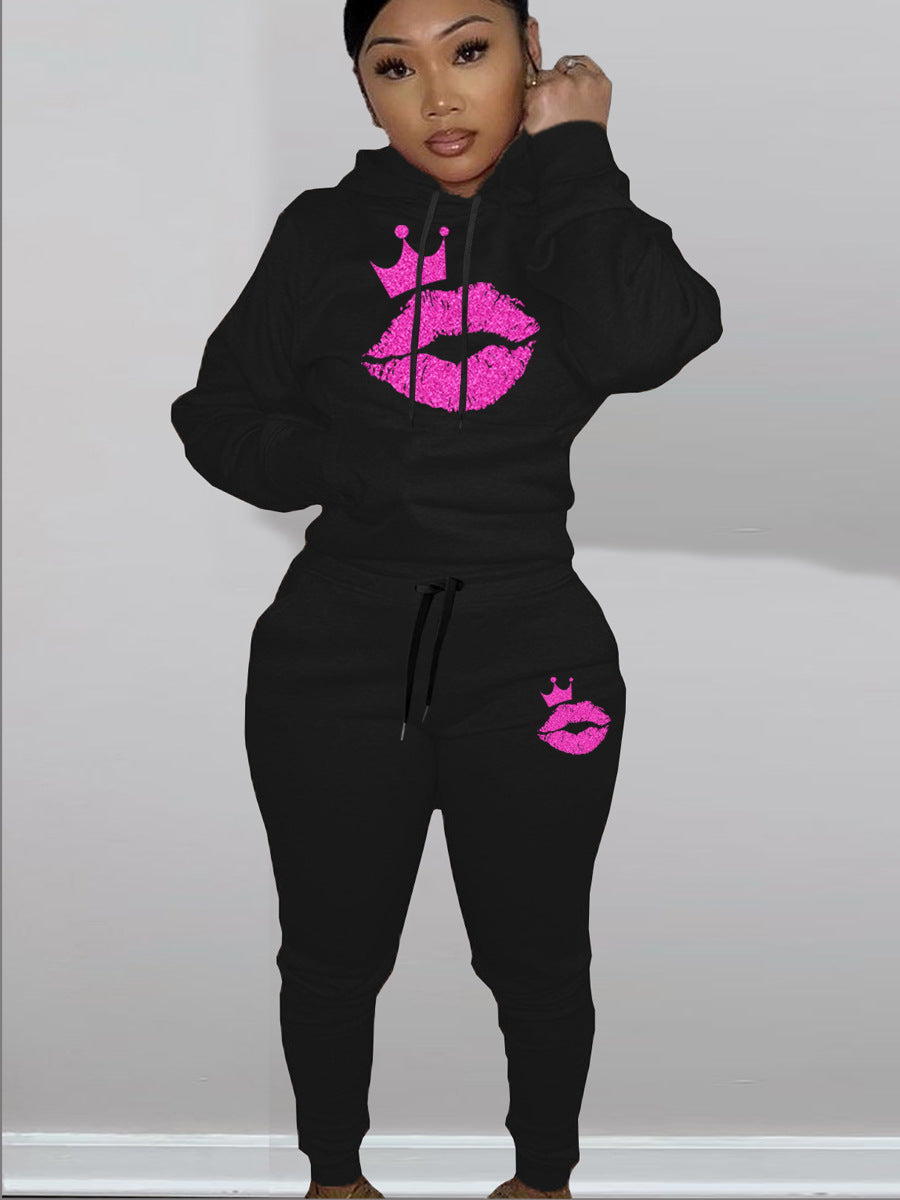 Damen Kapuzen-Pullover und Jogginghose Set mit auffälligem Lippenmotiv und Krönchen Stalluxe