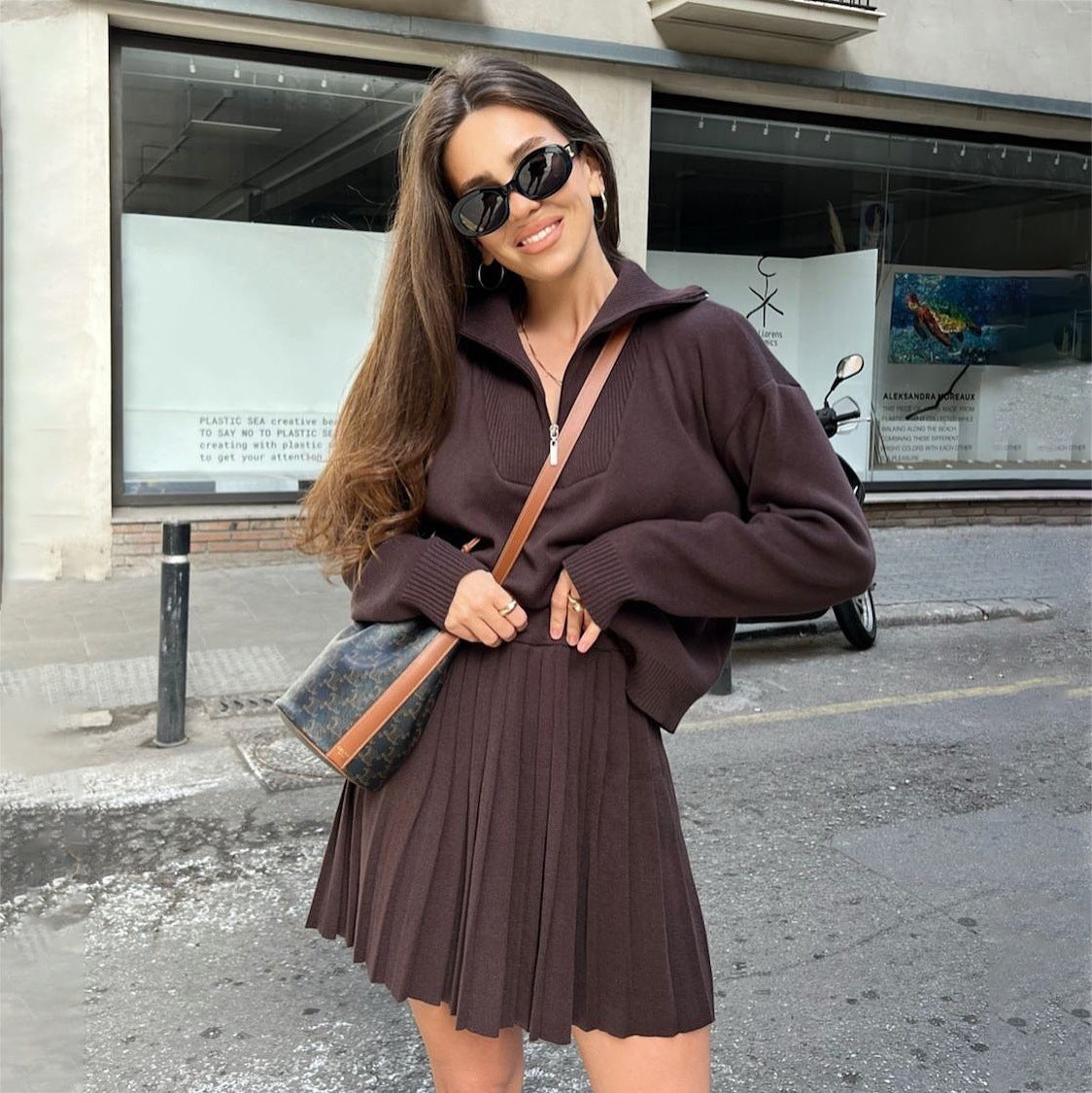 Damen Strickpullover mit hochgeschlossenem Kragen und plissiertem Rock Stalluxe