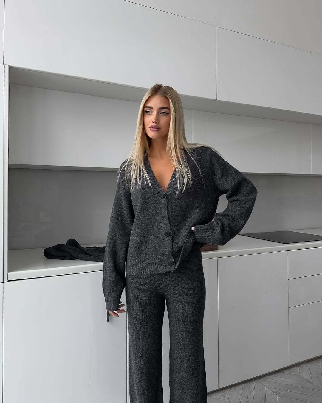 Damen kuscheliger Strickanzug mit weitem Schnitt und Knopfdetails Stalluxe