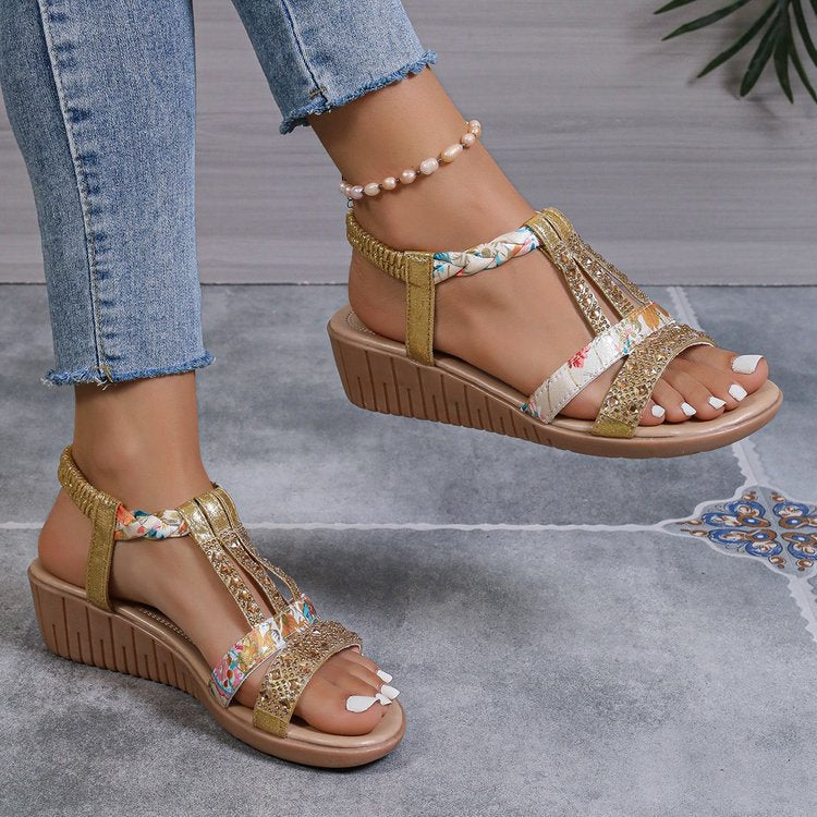 Damen Bequeme Wedgesandalen mit modischer Riemenstruktur und Glitzerakzenten Stalluxe